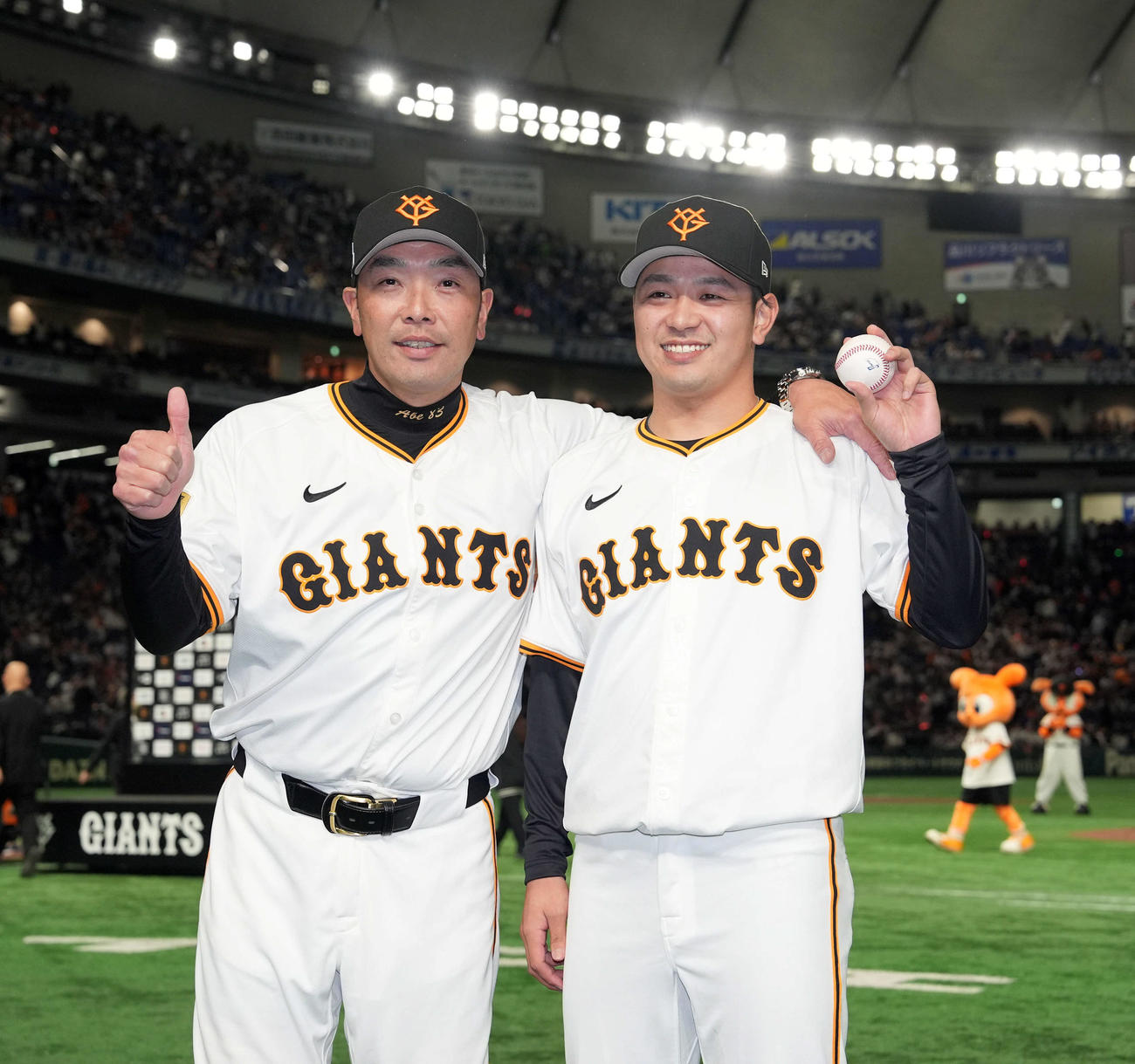 巨人対ヤクルト　プロ初勝利を挙げ阿部監督（左）と記念撮影に納まる巨人石川（撮影・たえ見朱実）