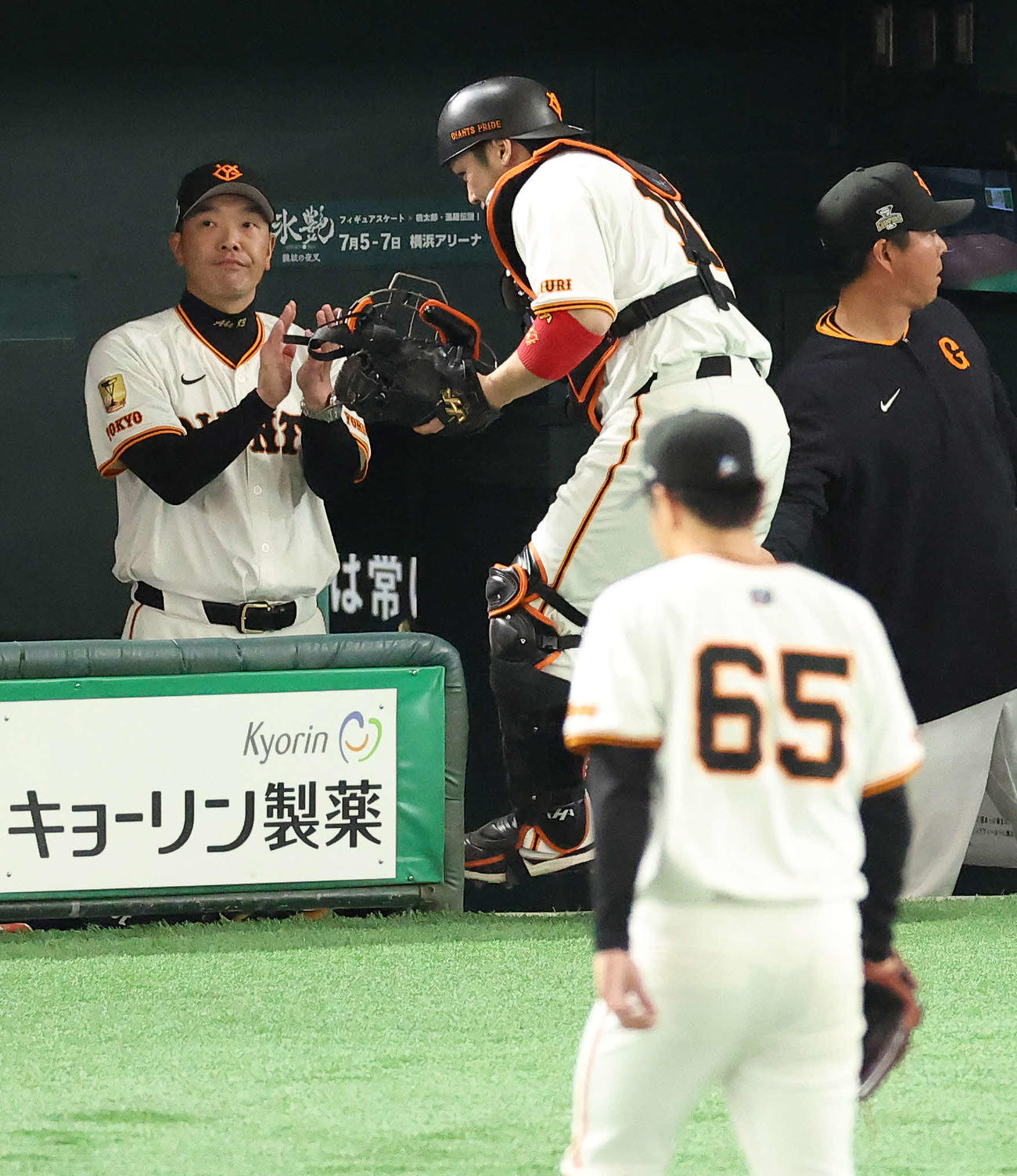 巨人対ヤクルト　3回表を抑えた石川（手前）らナインを拍手で迎える阿部監督（撮影・河田真司）