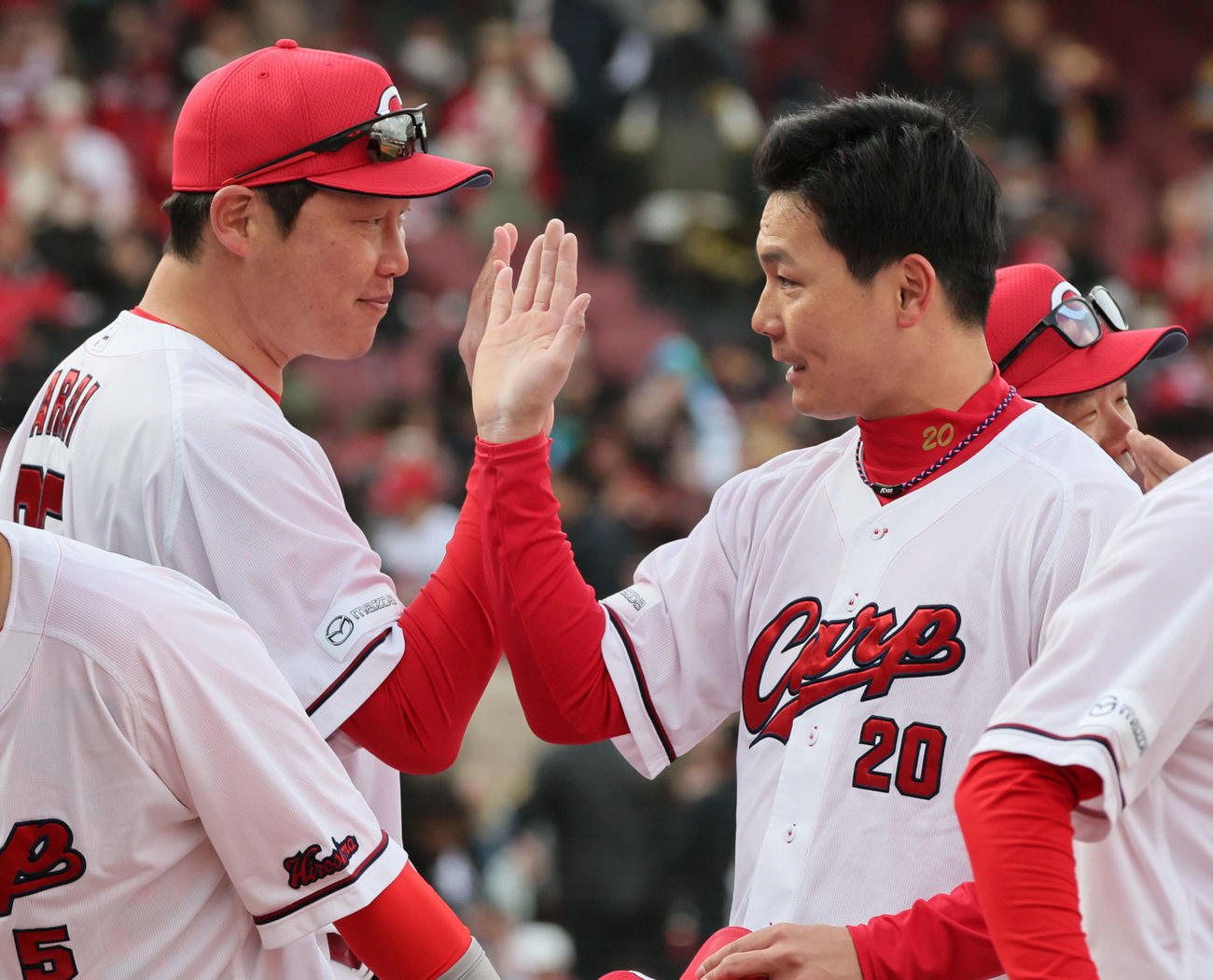 広島対阪神　最後を締めた栗林（右）を迎える新井監督（撮影・加藤孝規）
