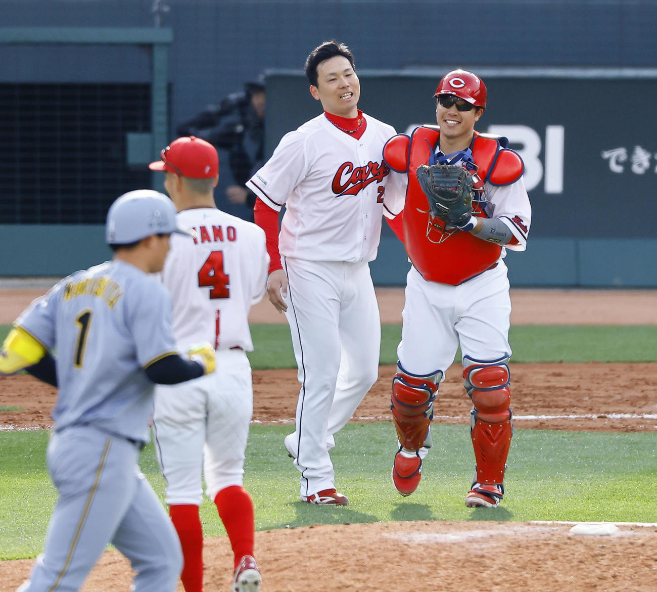 広島対阪神　9回を抑え、石原（右）と喜ぶ抑えの広島栗林（撮影・藤尾明華）