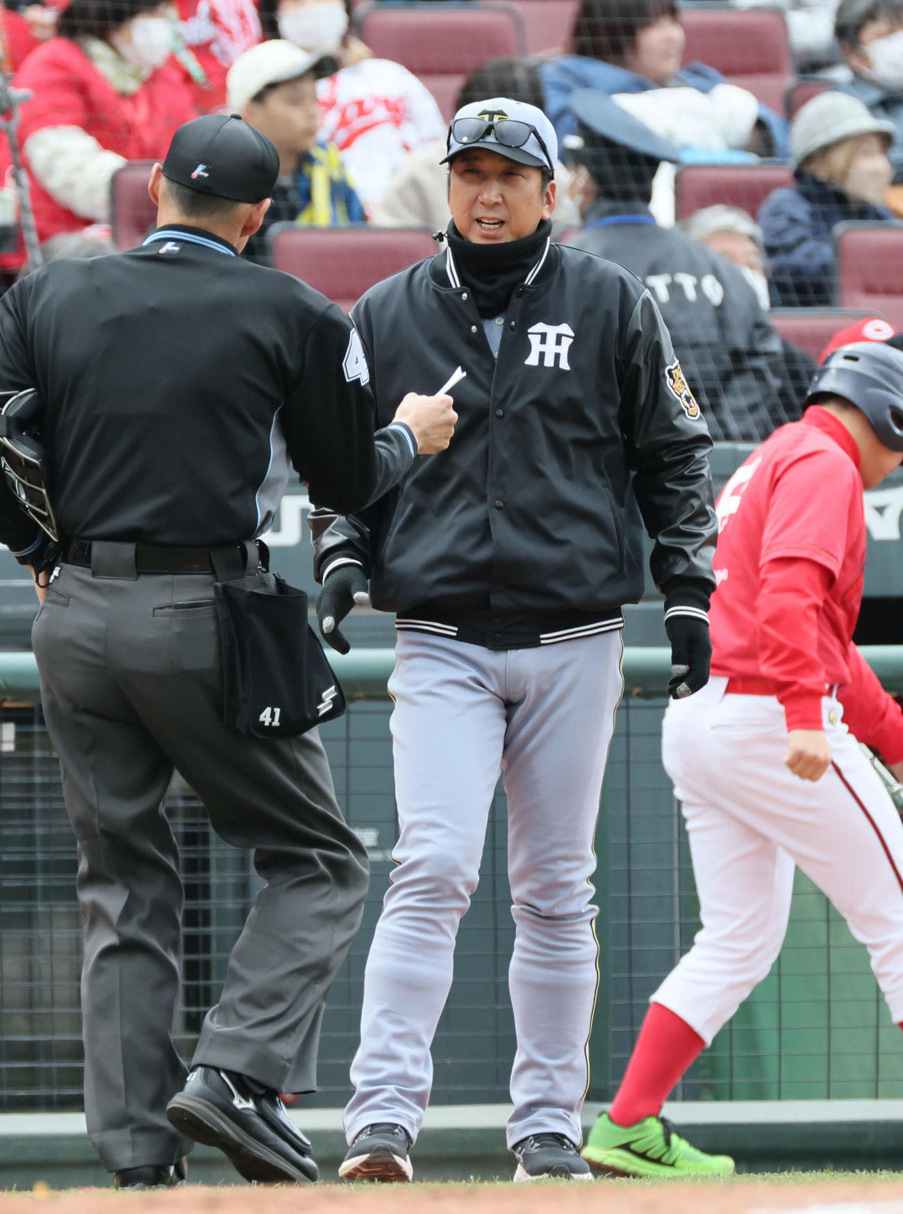 広島対阪神　6回表終了時、交代を告げる藤川監督（撮影・加藤孝規）