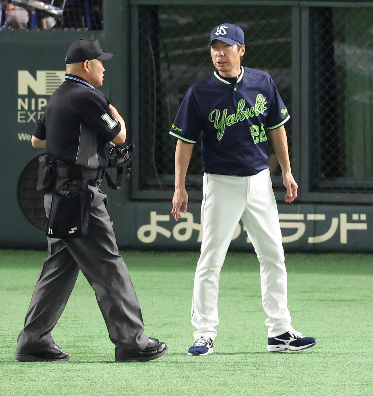 巨人対ヤクルト　7回表を終え、選手交代を告げる高津監督（撮影・河田真司）