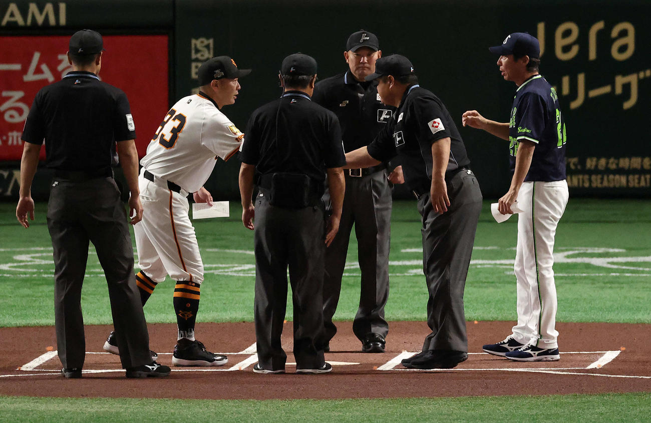 巨人対ヤクルト　開始前、メンバー表交換する巨人阿部監督（左から2人目）とヤクルト高津監督（撮影・河田真司）