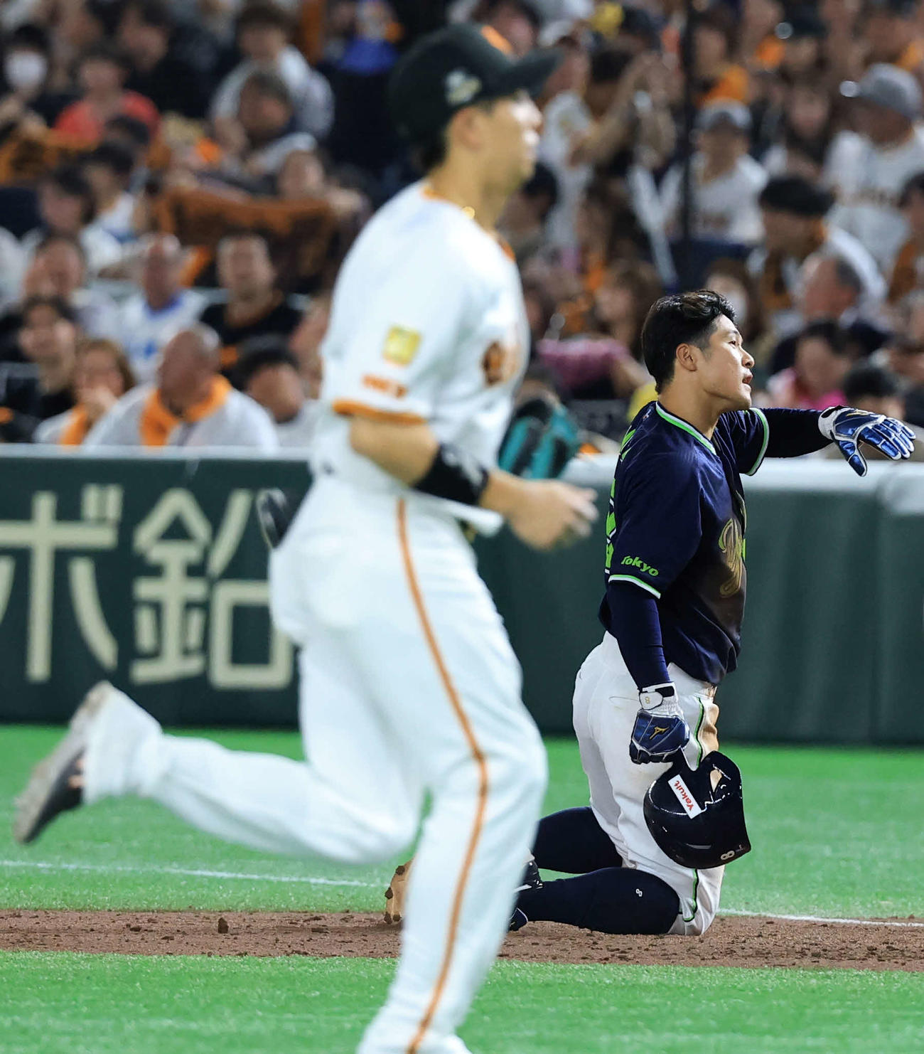 巨人対ヤクルト　7回表ヤクルト2死一塁、船迫〔手前）の一塁けん制で戻れずアトとなった茂木はぼう然（撮影・浅見桂子）