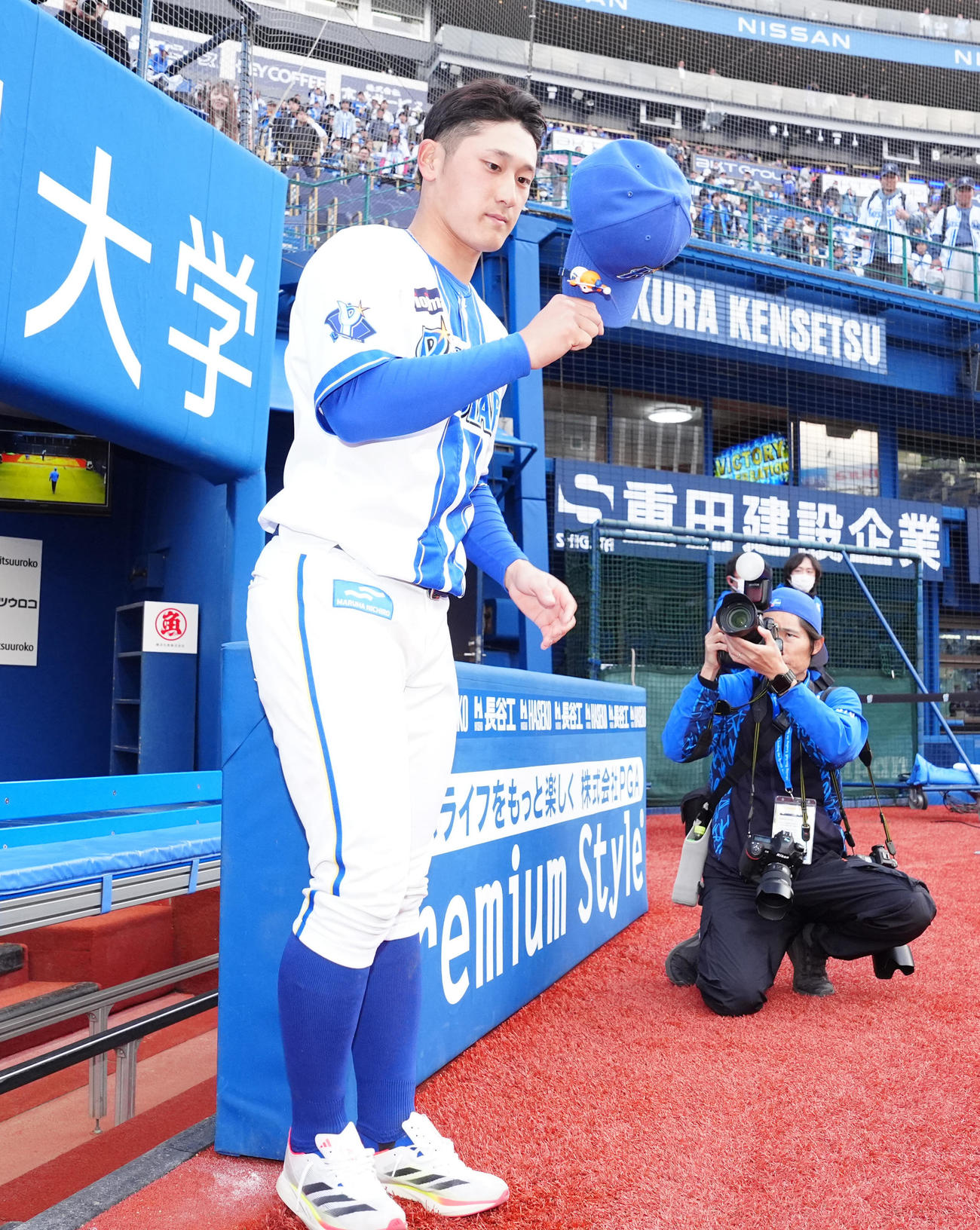 DeNA対中日　試合後、グラウンドに一礼し引き揚げるDeNA松尾（撮影・江口和貴）