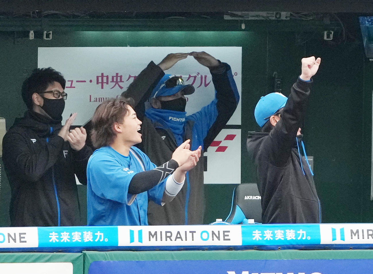 西武対日本ハム　5回表日本ハム2死二塁、野村の左越え2点本塁打に○印を出す新庄監督（中央）（撮影・足立雅史）