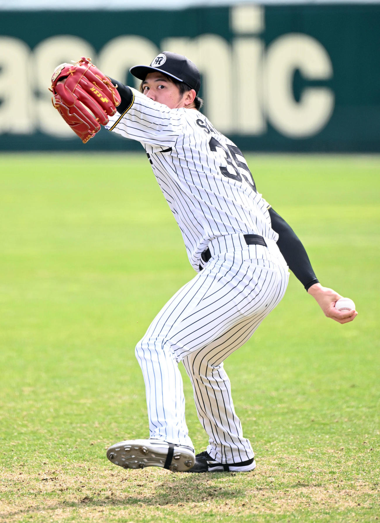 甲子園でキャッチボールする阪神才木（撮影・和賀正仁）