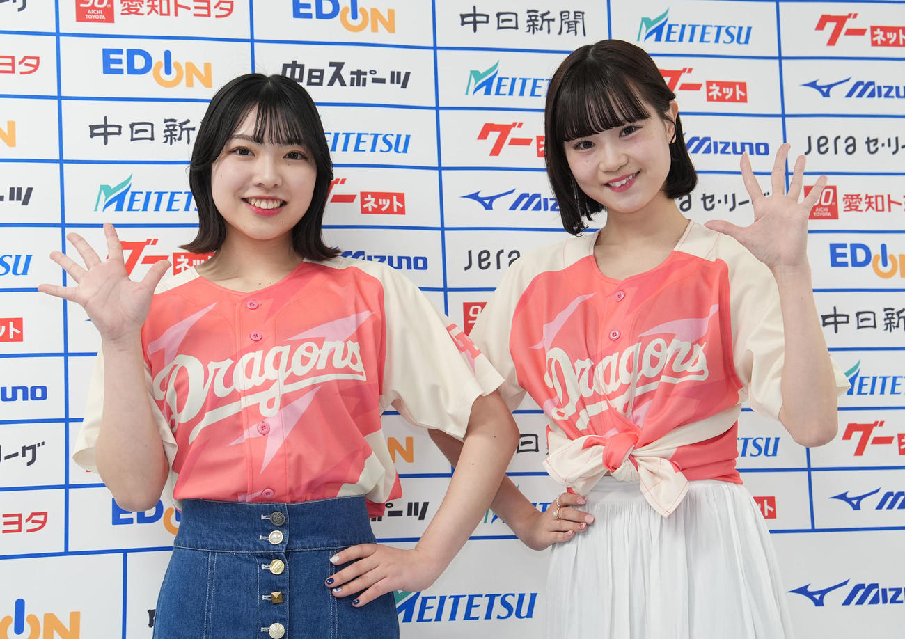 ガールズシリーズ期間中、女性来場者に配布されるドラ恋ユニホームをお披露目する（左から）AYANO、HARU（撮影・森本幸一）