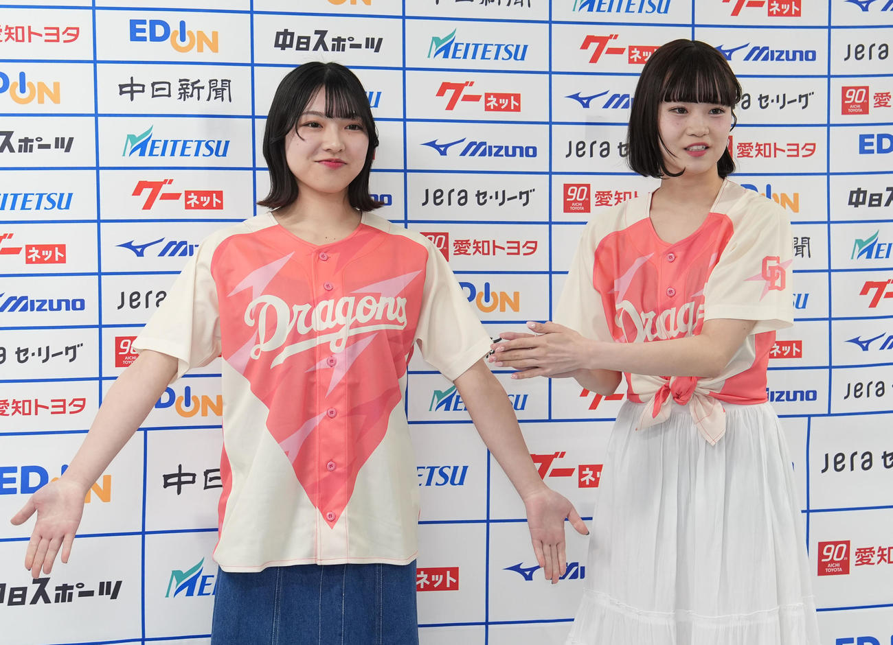 ガールズシリーズ期間中、女性来場者に配布されるドラ恋ユニホームをお披露目する（左から）AYANO、HARU（撮影・森本幸一）