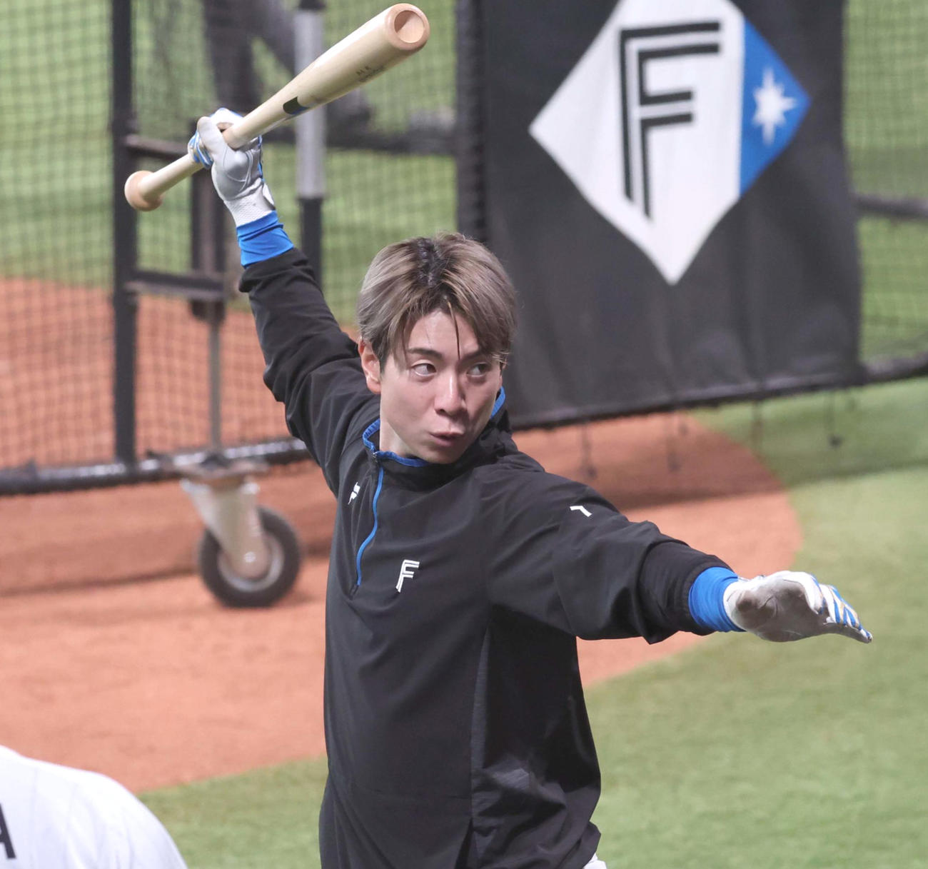 ティー打撃する日本ハム松本剛＝2025年3月24日