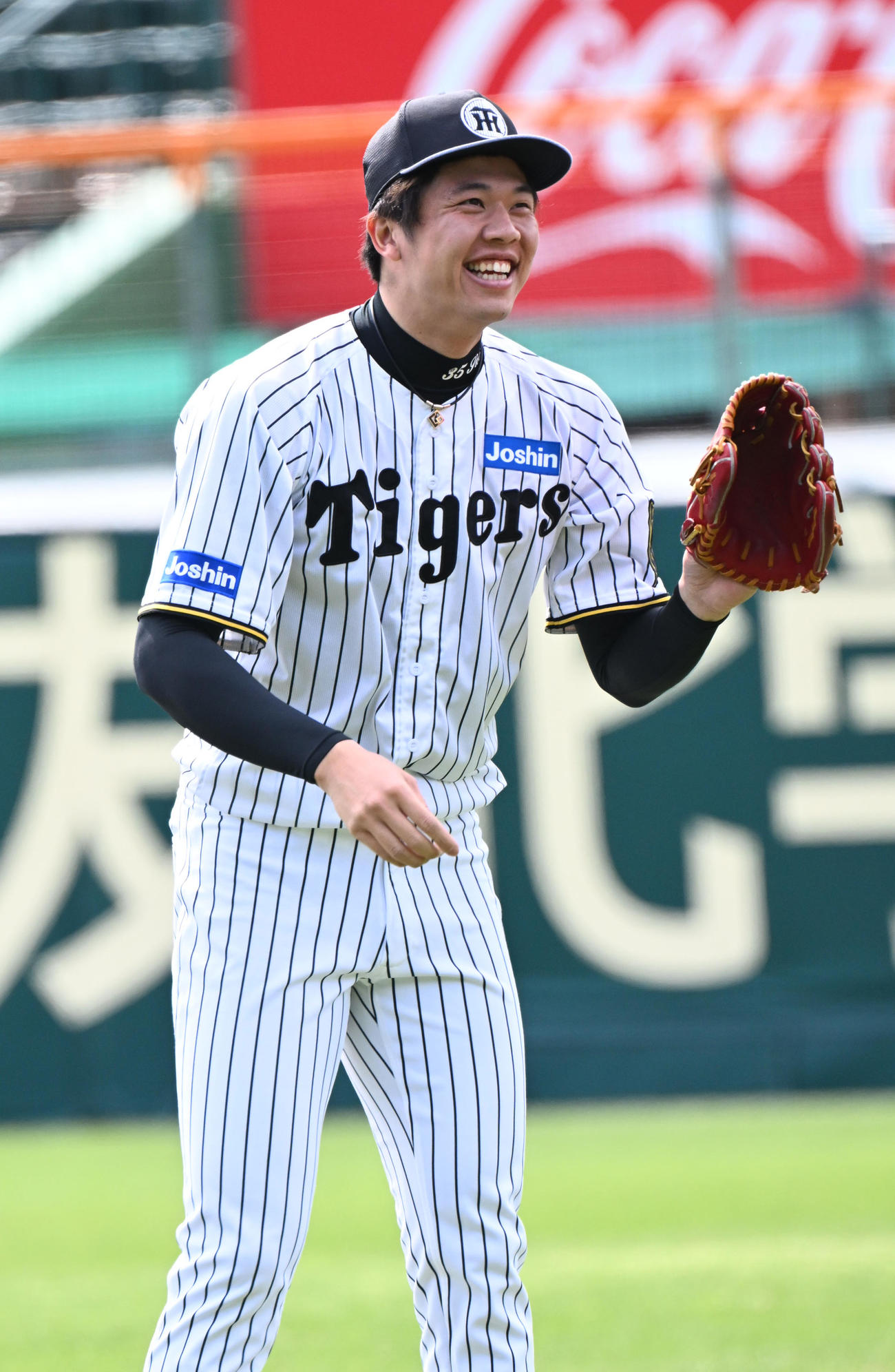 明るい表情で練習する阪神才木（撮影・和賀正仁）