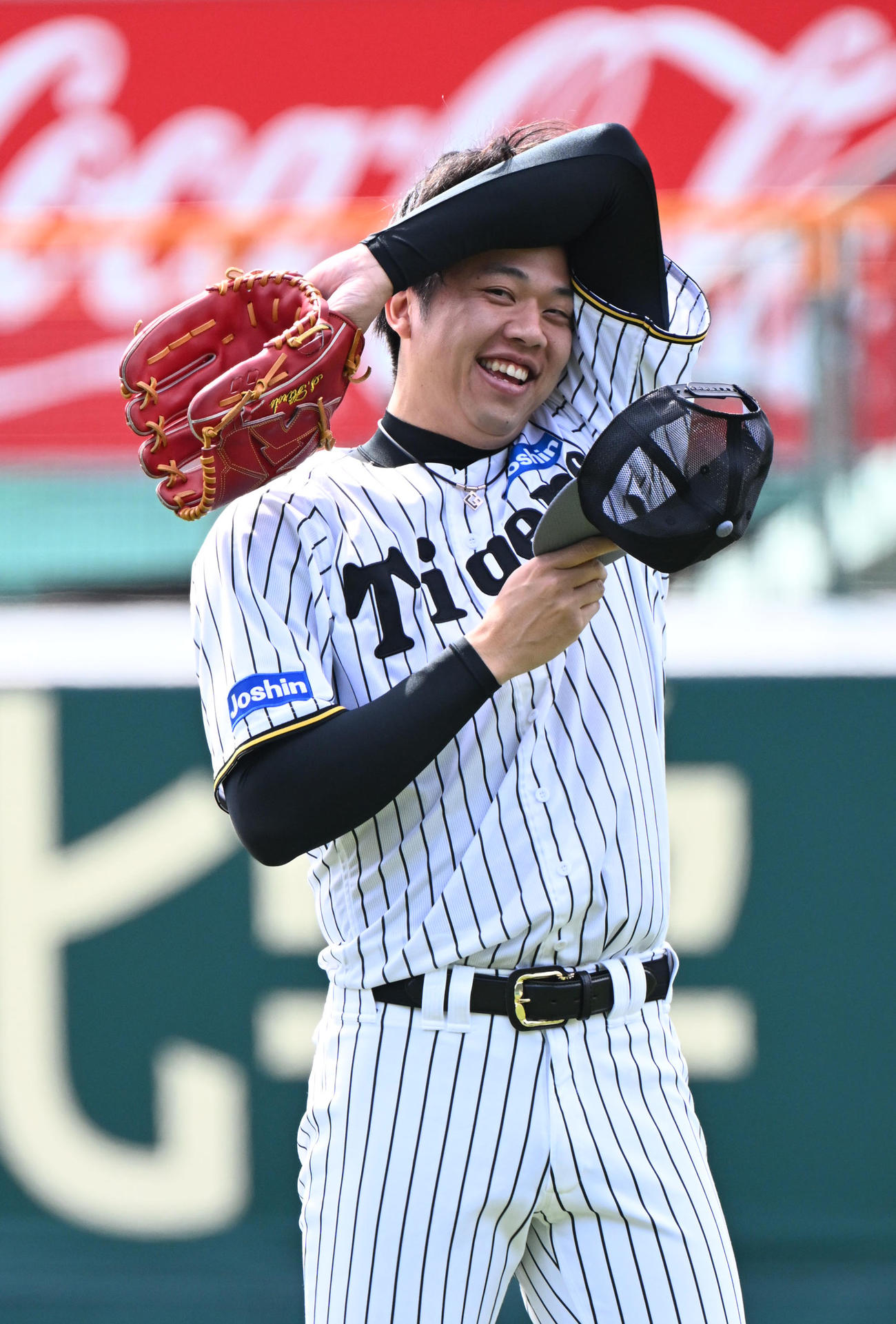 明るい表情で練習する阪神才木（撮影・和賀正仁）