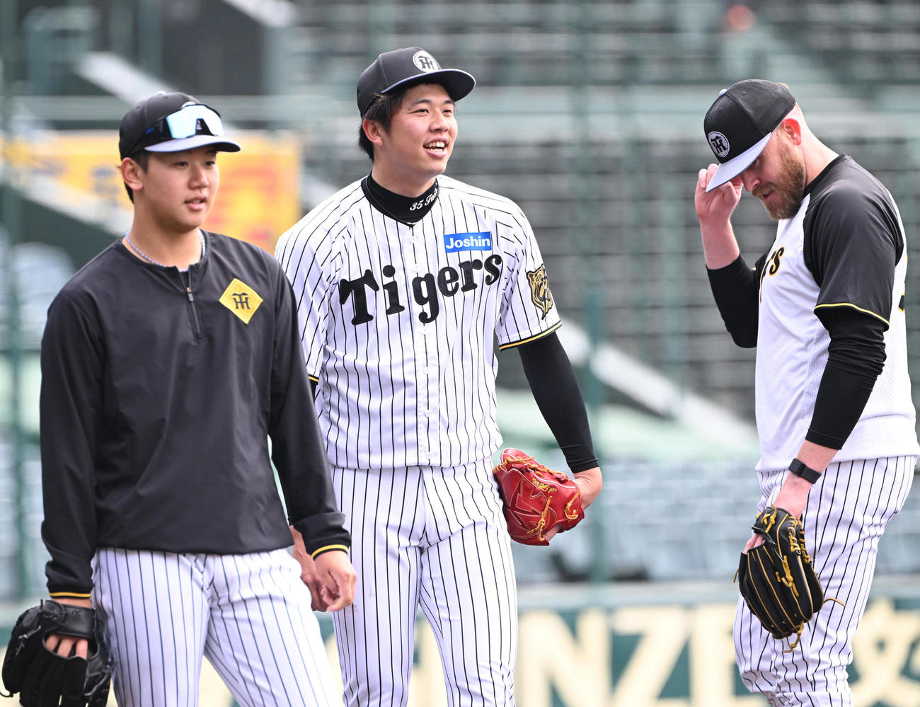 明るい表情で練習する阪神才木、左は門別、右はビーズリー（撮影・和賀正仁）