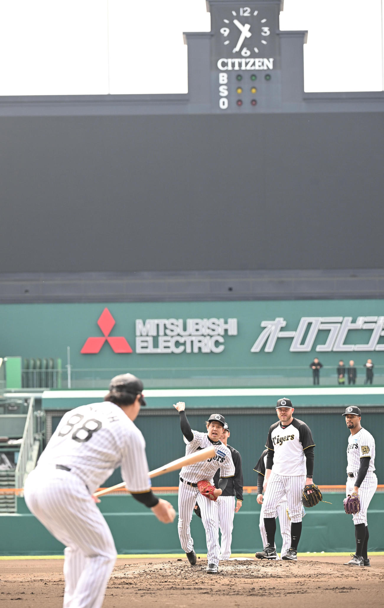 甲子園でノックを受ける阪神才木（撮影・和賀正仁）