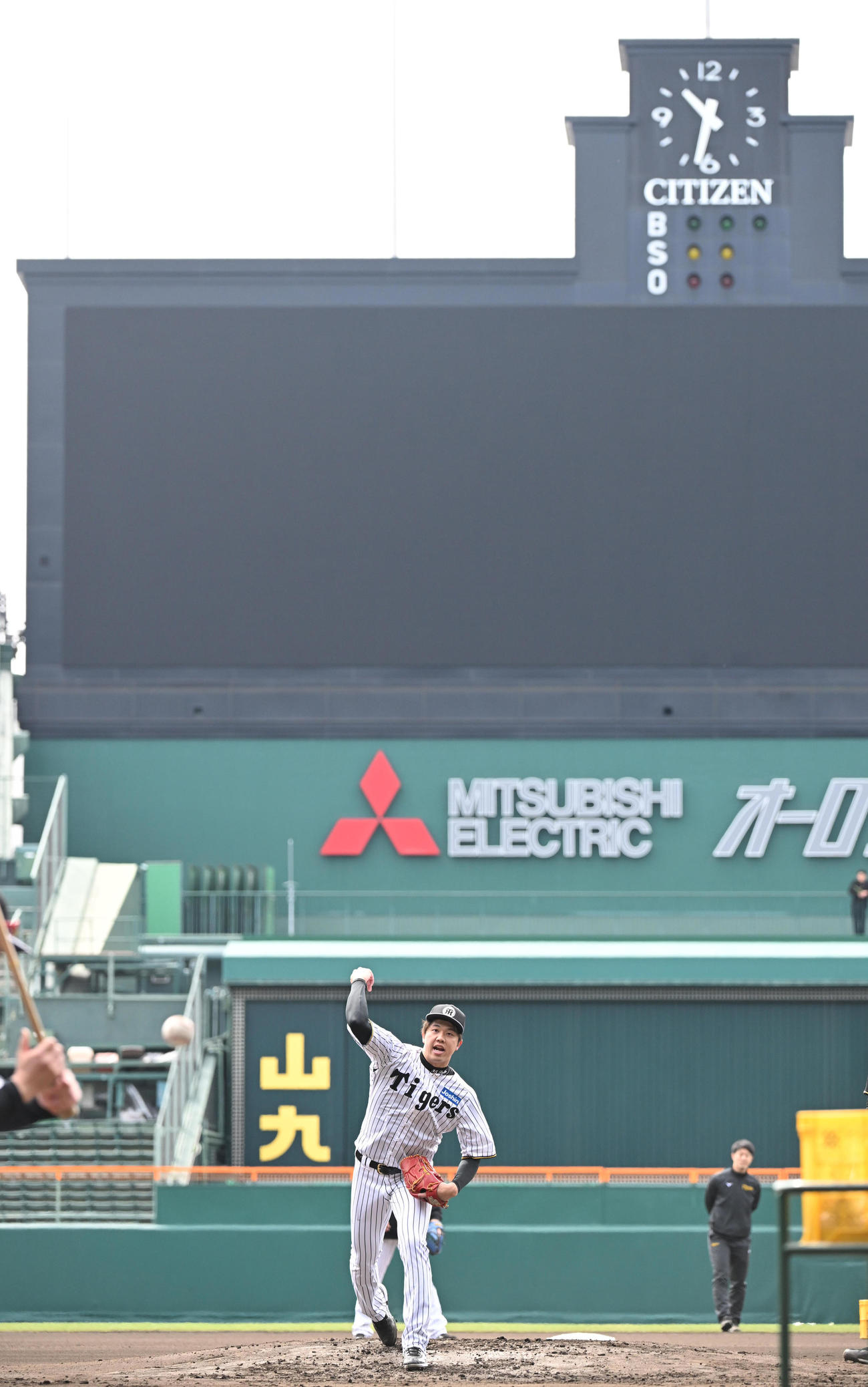 甲子園でノックを受ける阪神才木（撮影・和賀正仁）