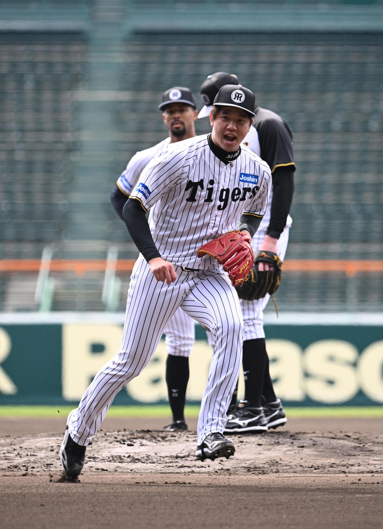 甲子園でノックを受ける阪神才木（撮影・和賀正仁）