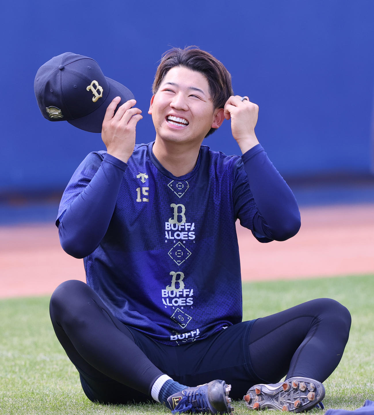 投手指名練習でリラックスした表情を見せるオリックス椋木（撮影・上山淳一）