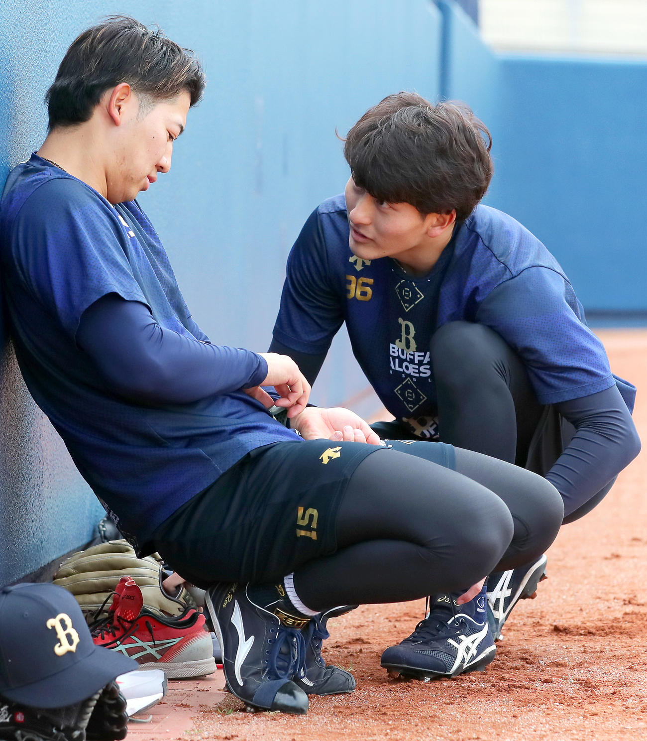 投手指名練習でオリックス椋木（左）と話す高島（撮影・上山淳一）