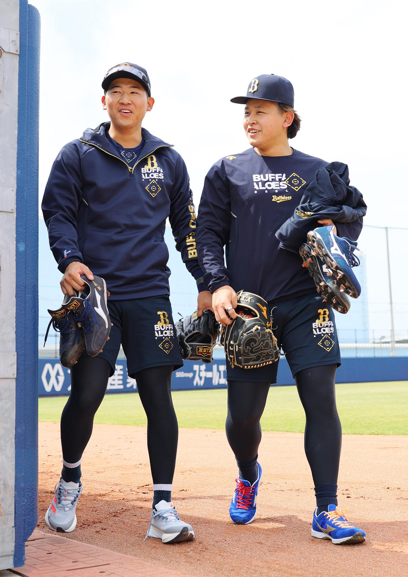 投手指名練習を終え笑顔で球場を移動するオリックス椋木（左）と宮城（撮影・上山淳一）
