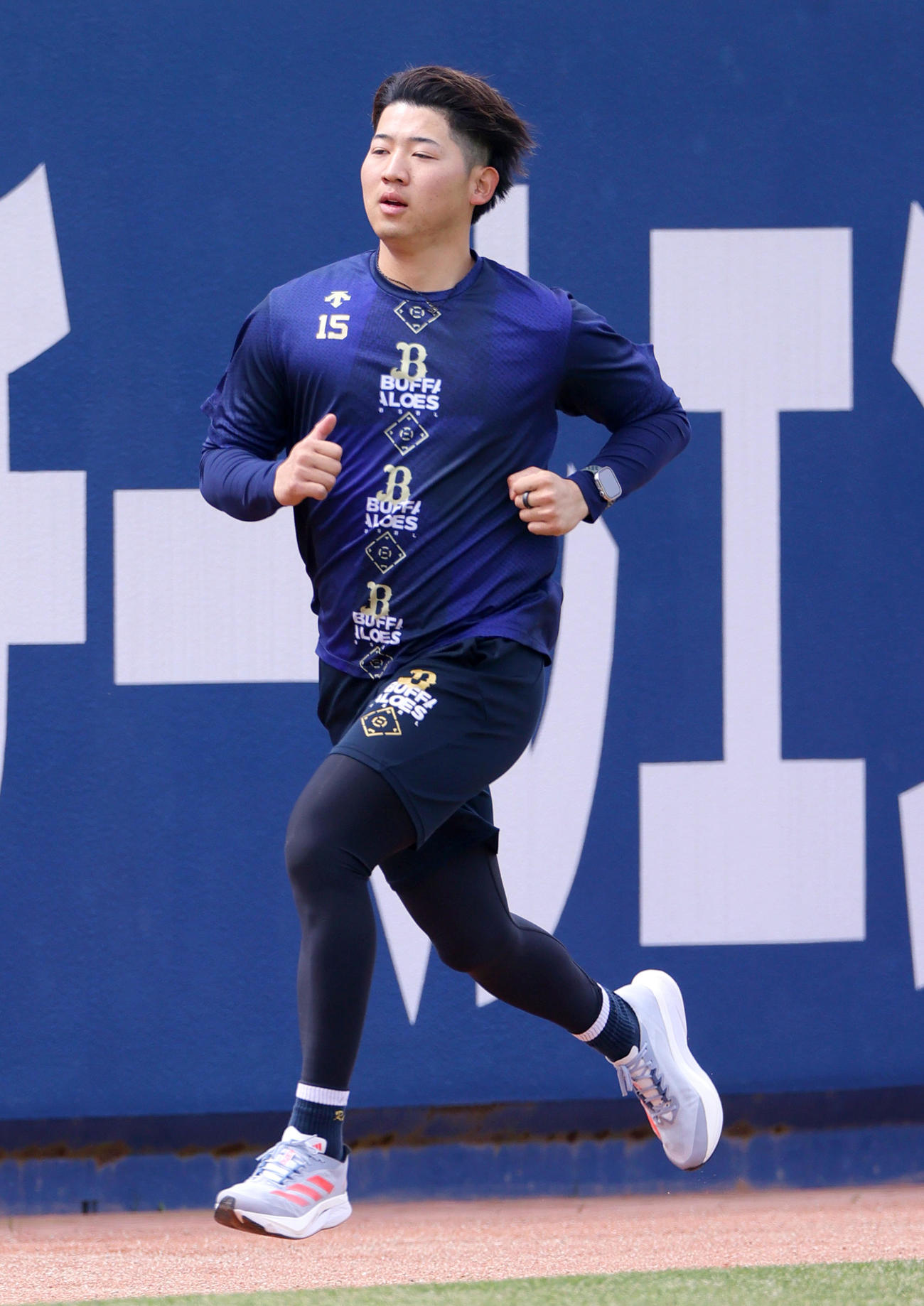 投手指名練習で走り込むオリックス椋木（撮影・上山淳一）