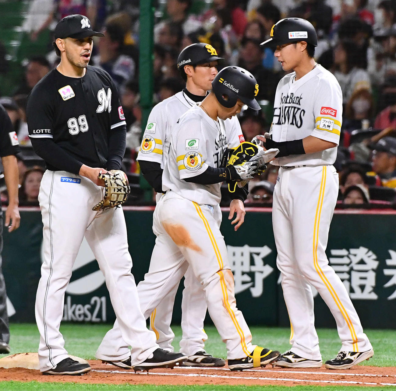 3月30日、ソフトバンク対ロッテ　9回裏ソフトバンク1死、中前安打を放った近藤（中央）は代走を送られてベンチへ戻る