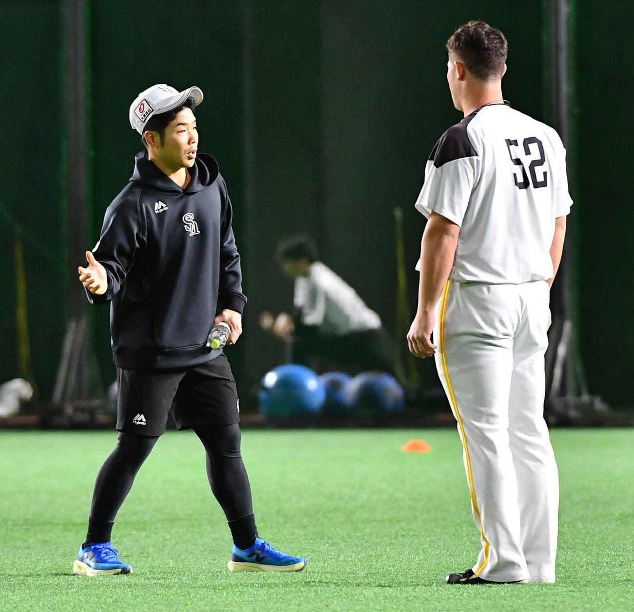 3月30日、ソフトバンク対ロッテ　試合前、リチャード（右）に打撃のアドバイスをする近藤