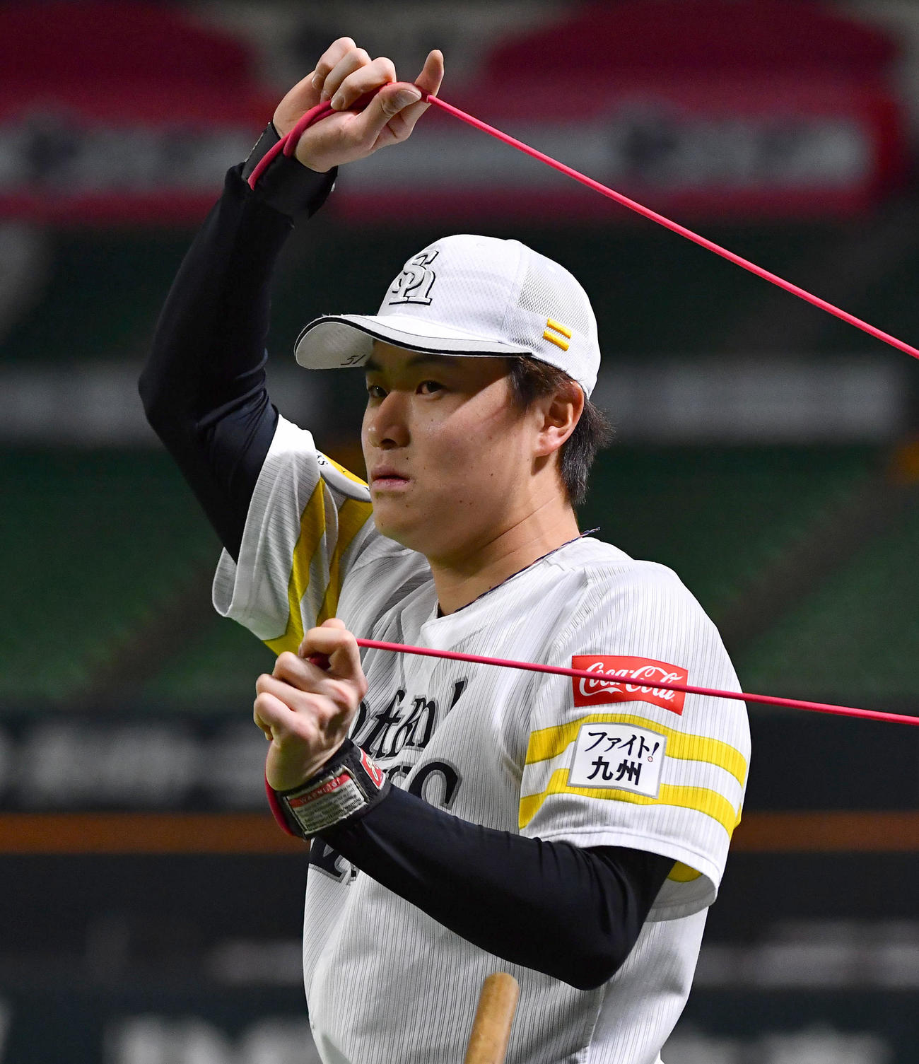 チューブトレーニングを行うソフトバンク前田純（撮影・岩下翔太）