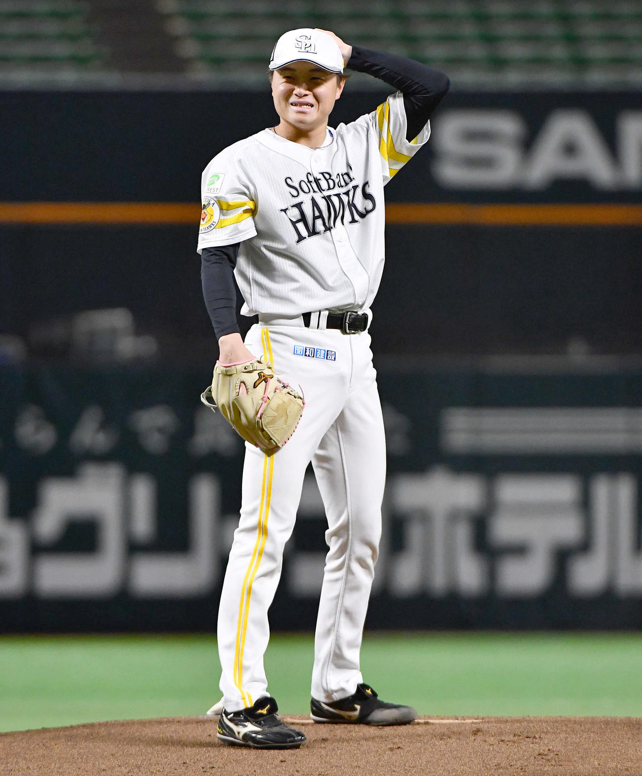 マウンドで笑顔を見せるソフトバンク前田純（撮影・岩下翔太）