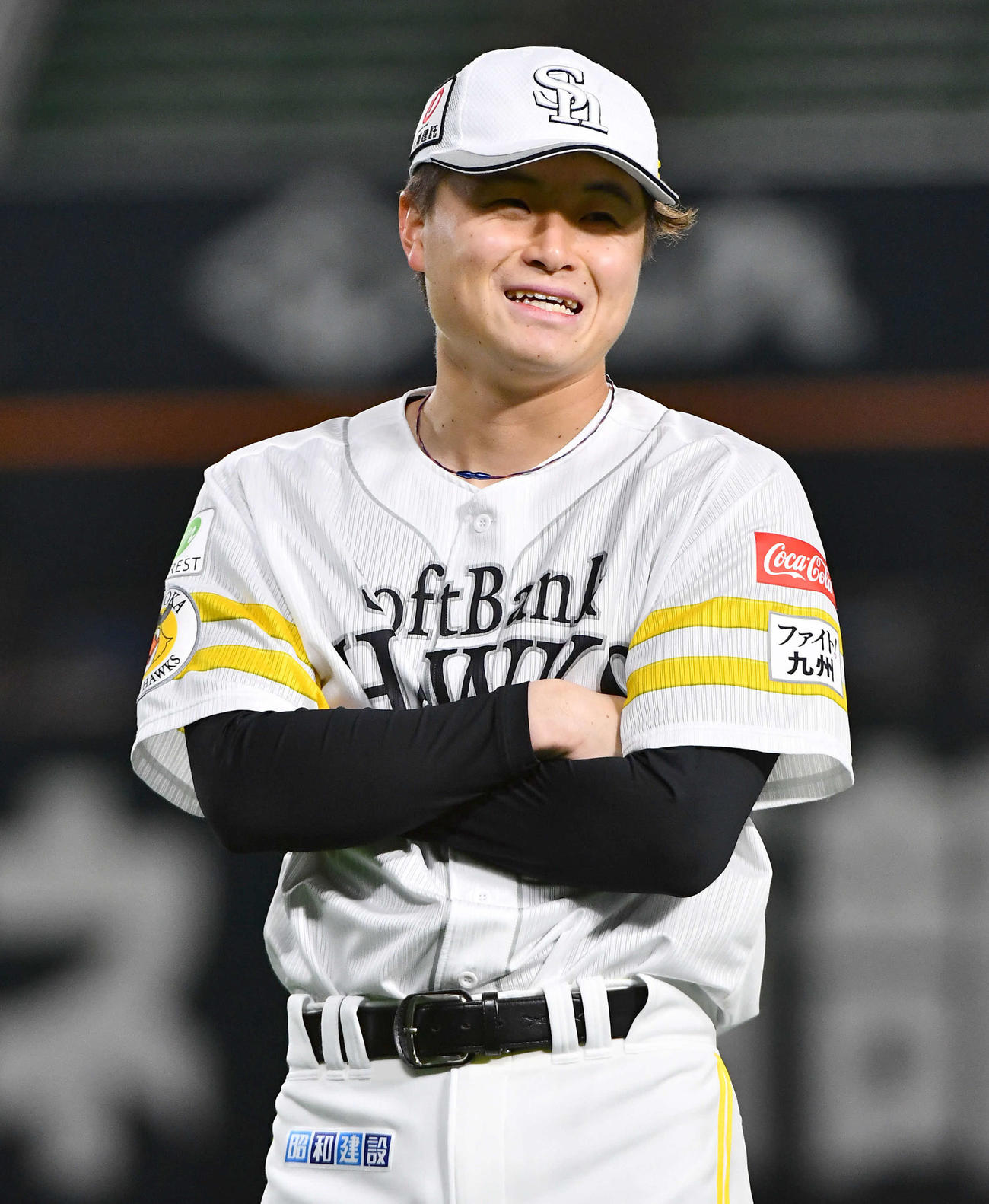 談笑するソフトバンク前田純（撮影・岩下翔太）