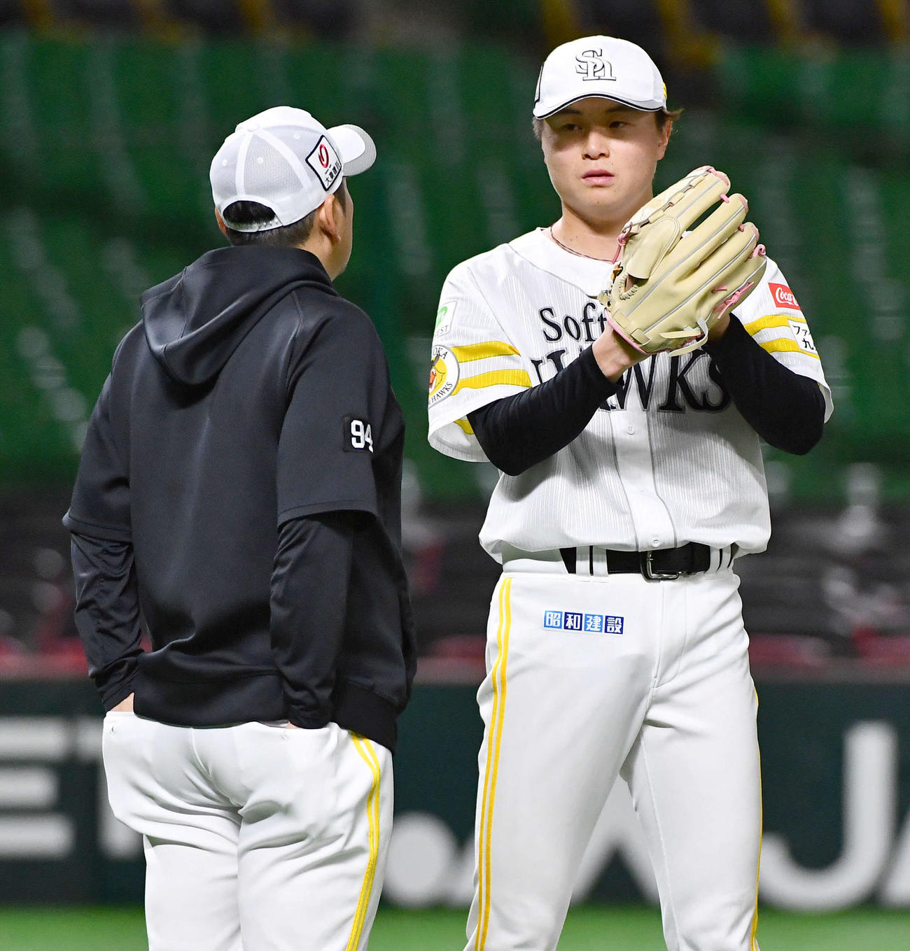 マウンドでの投球を終えて倉野コーチ（左）と話すソフトバンク前田純（撮影・岩下翔太）