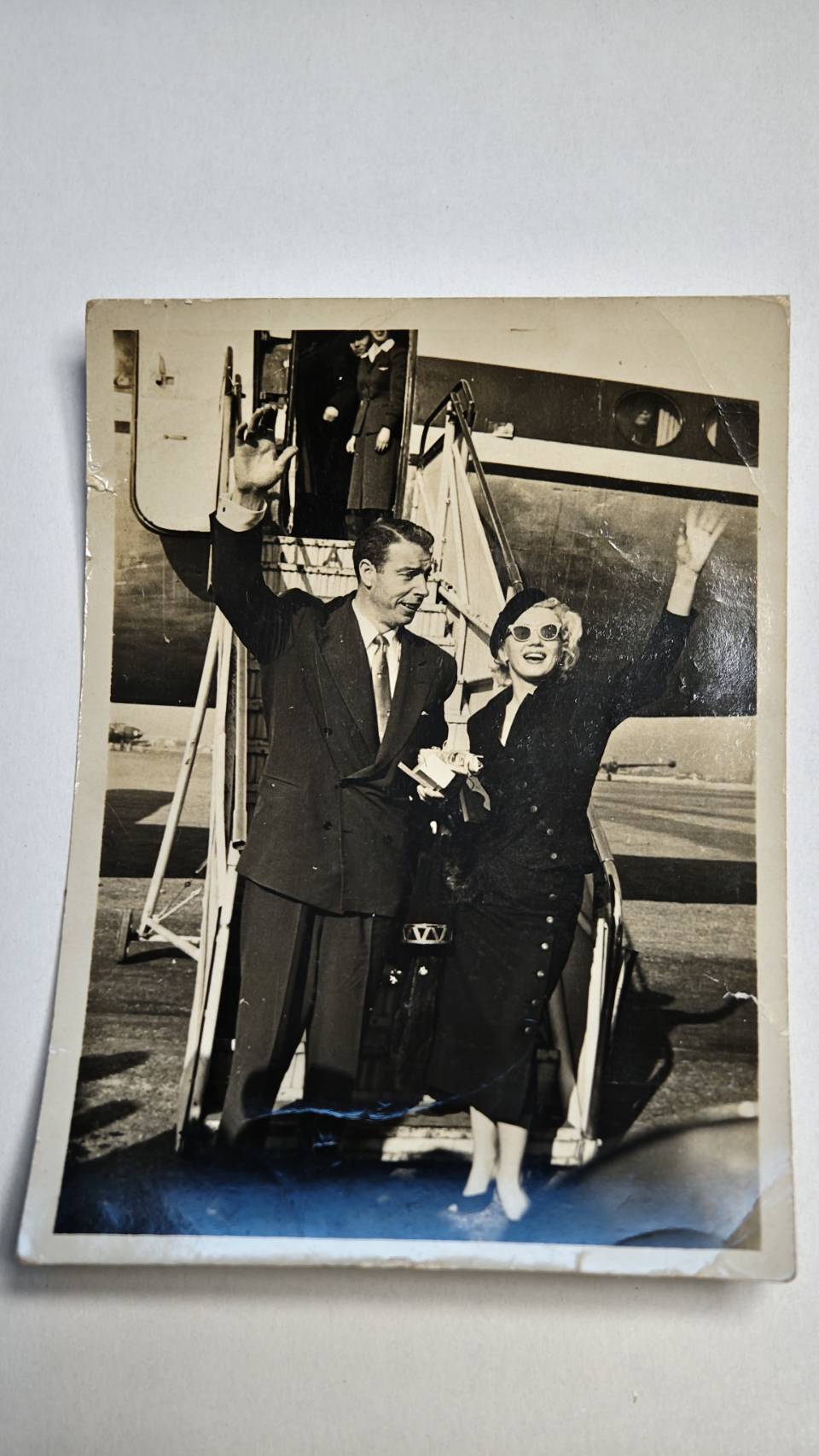 1954年に新婚旅行で山口・岩国飛行場に降りたディマジオ氏（左）とモンローさん（提供写真）