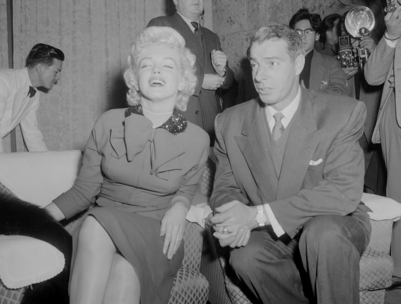 マリリン・モンローとジョー・ディマジオが新婚旅行で日本を訪れる（1954年2月撮影）