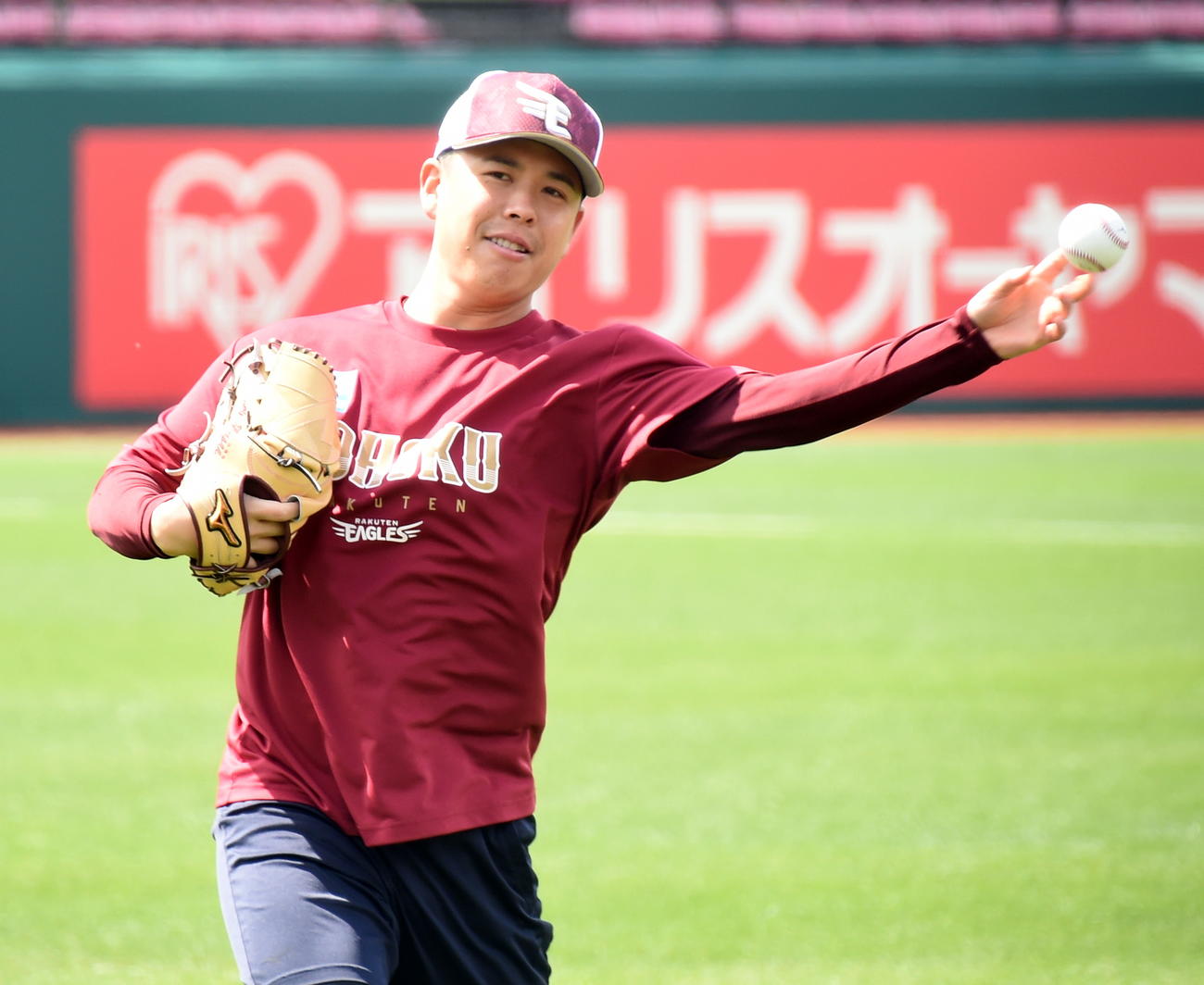 サイドスローでキャッチボールする楽天藤井（撮影・山田愛斗）