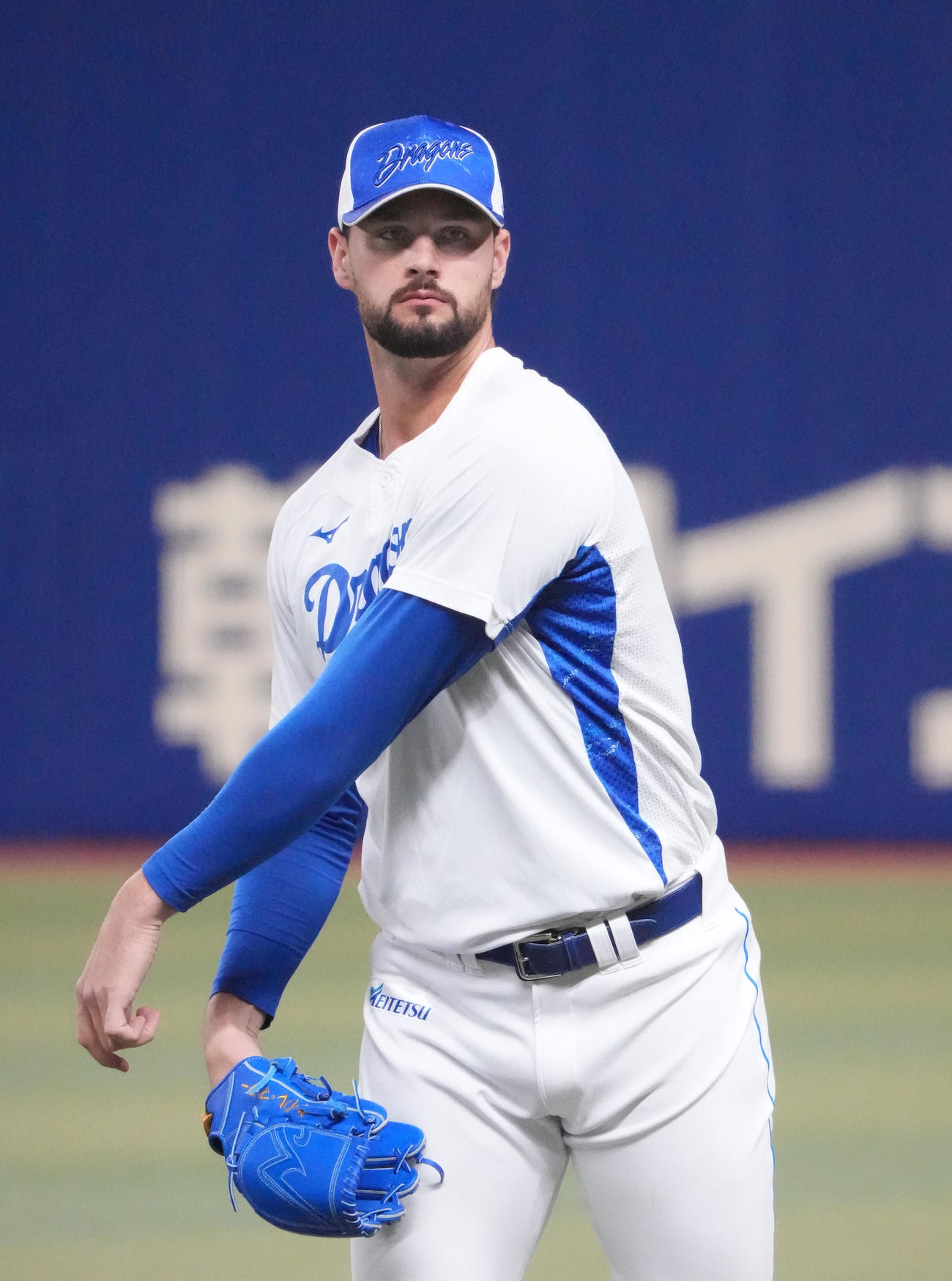 新調した青いグラブを手にキャッチボールをするマラー（撮影・森本幸一）