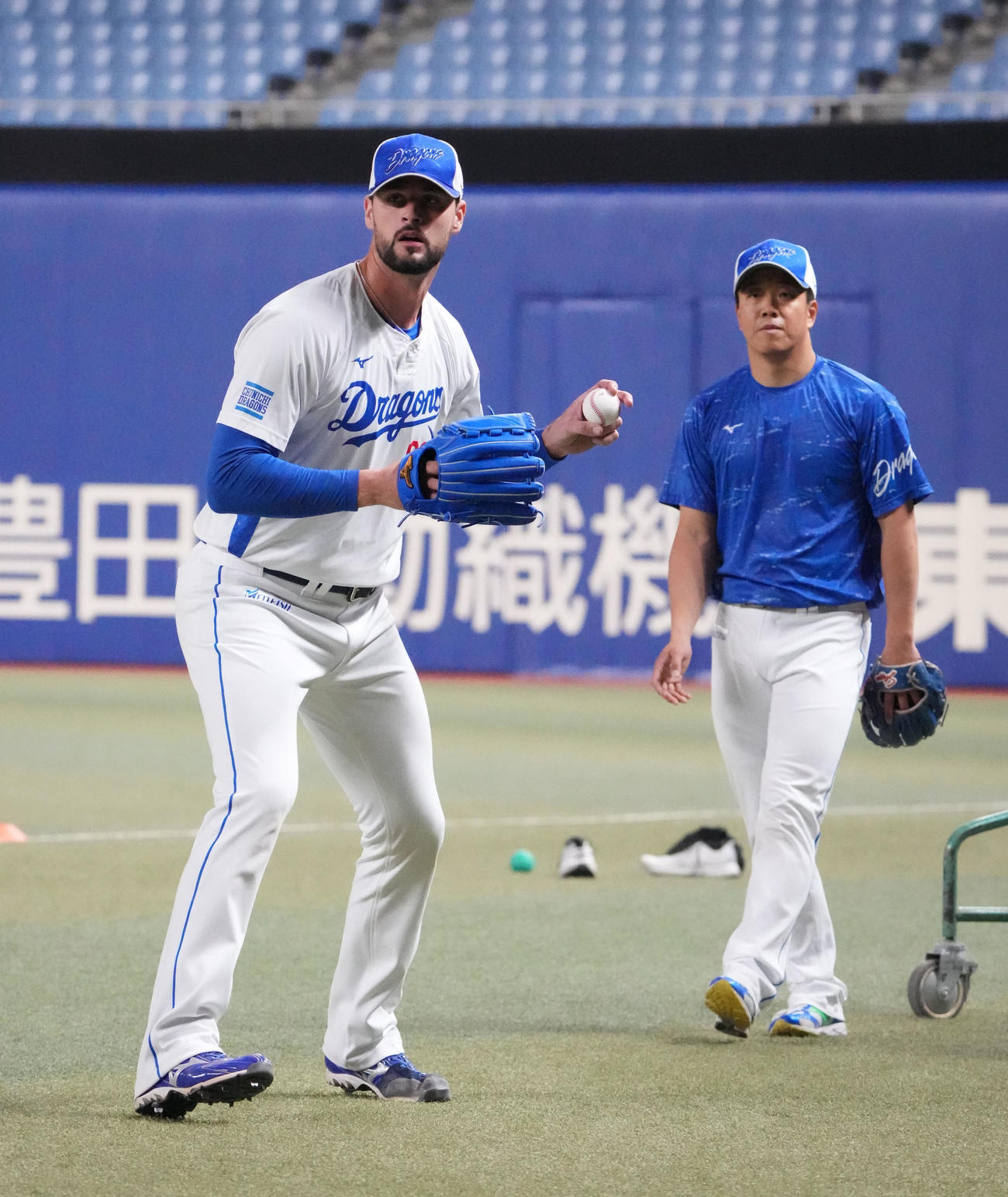 ノックを受けるマラー（左）右は柳（撮影・森本幸一）