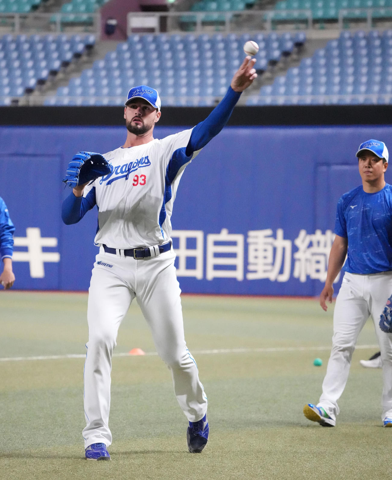 ノックを受けるマラー（左）右は柳（撮影・森本幸一）