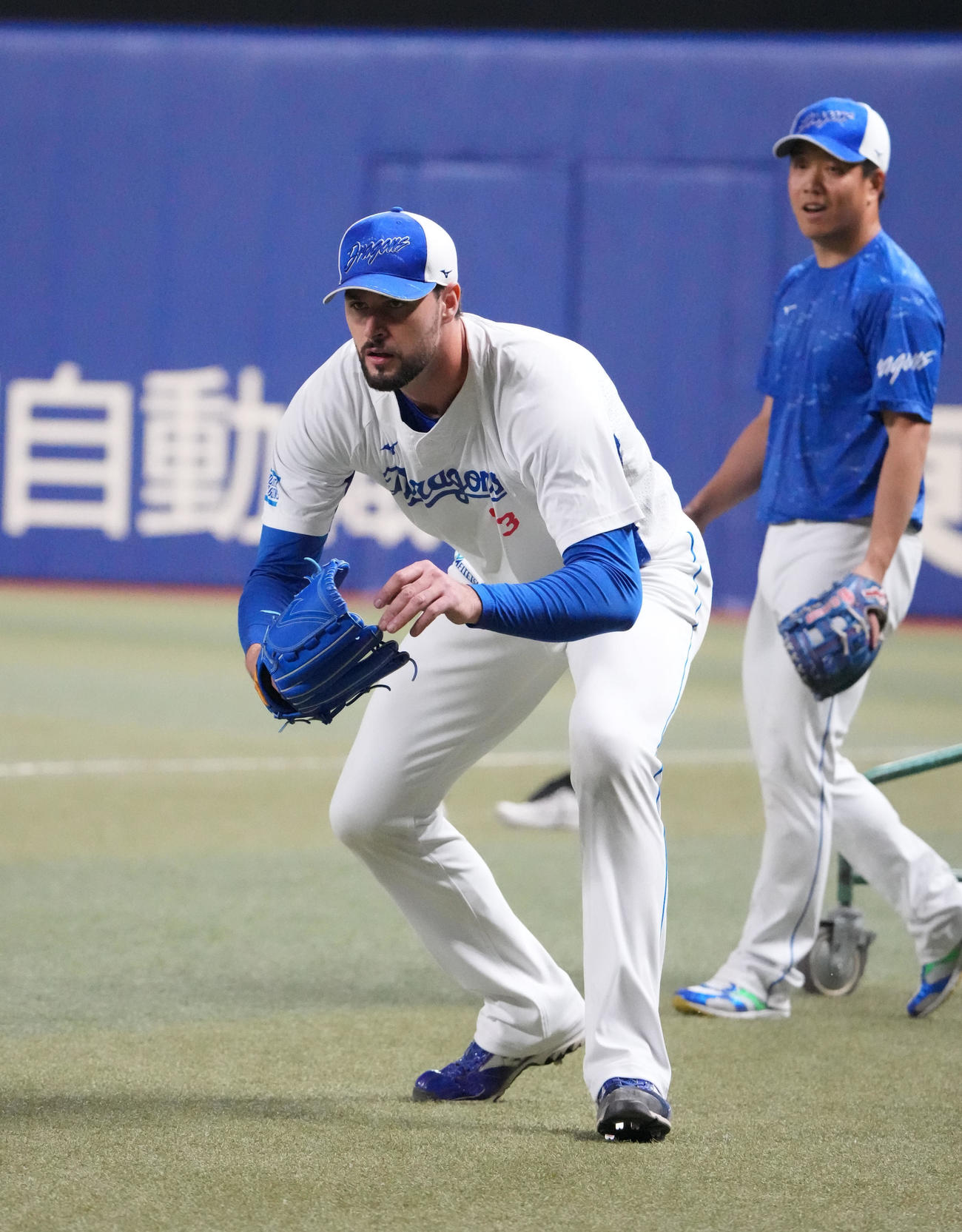 ノックを受けるマラー（左）右は柳（撮影・森本幸一）