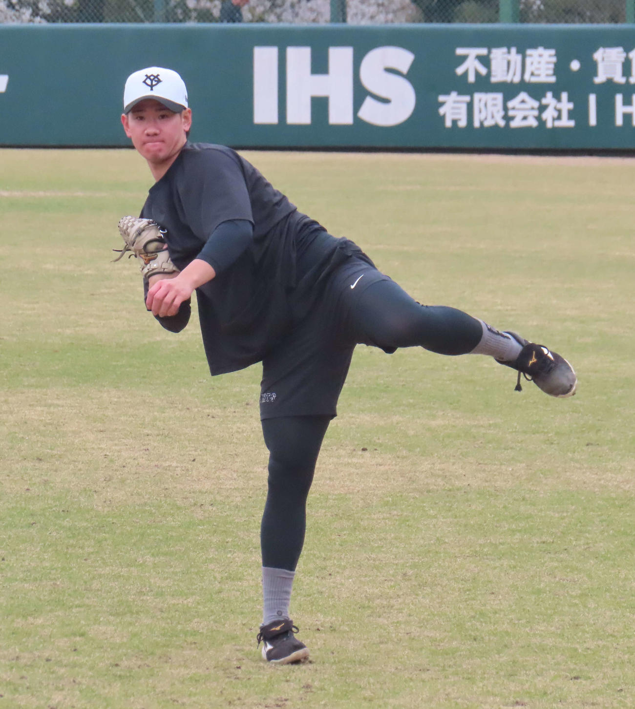 1軍投手練習に参加し、キャッチボールする巨人井上（撮影・水谷京裕）