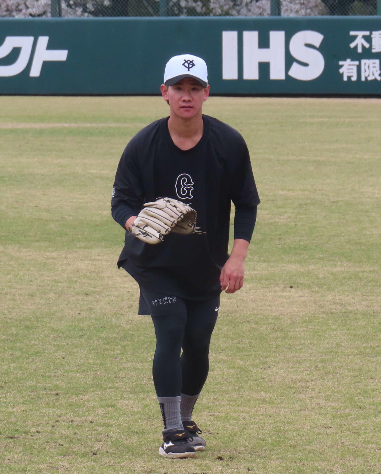 1軍投手練習に参加し、キャッチボールする巨人井上（撮影・水谷京裕）