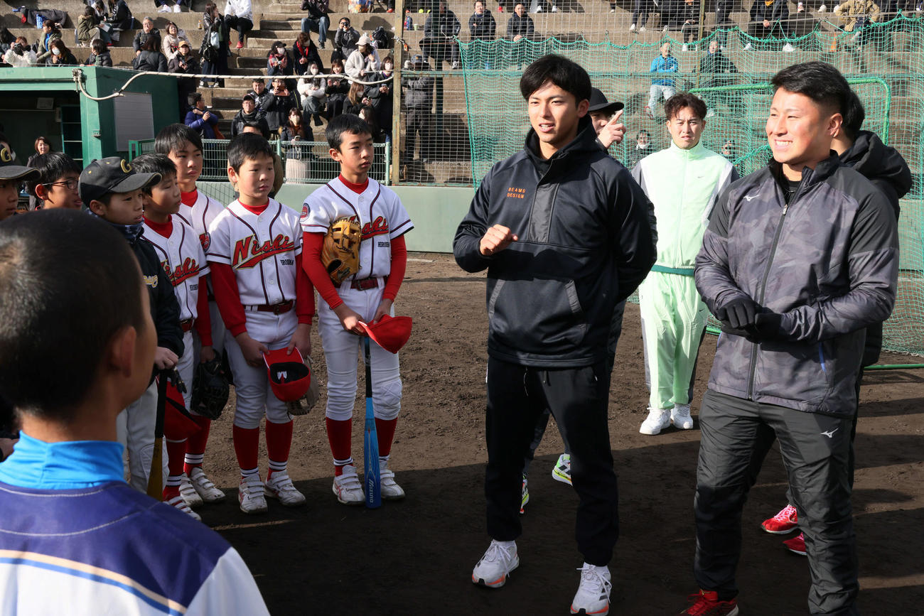 広陵高校野球部OB有志野球教室で質問に答える楽天宗山塁と西武渡部聖弥（2024年12月撮影）