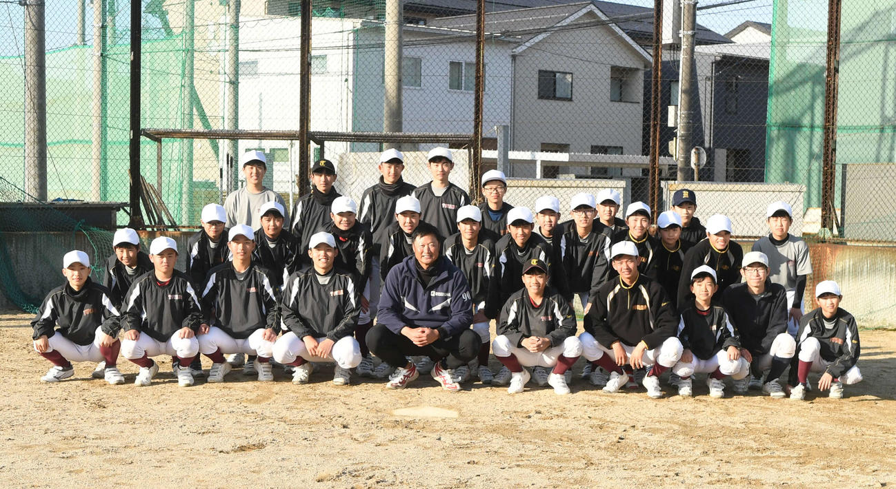 新潟・鳥屋野ベースボールクラブの中学生と記念撮影をするマック鈴木氏（前列中央）