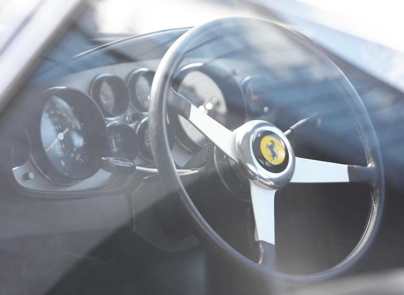 日本ハム新庄監督が球場に運転してきたフェラーリの運転席（撮影・足立雅史）