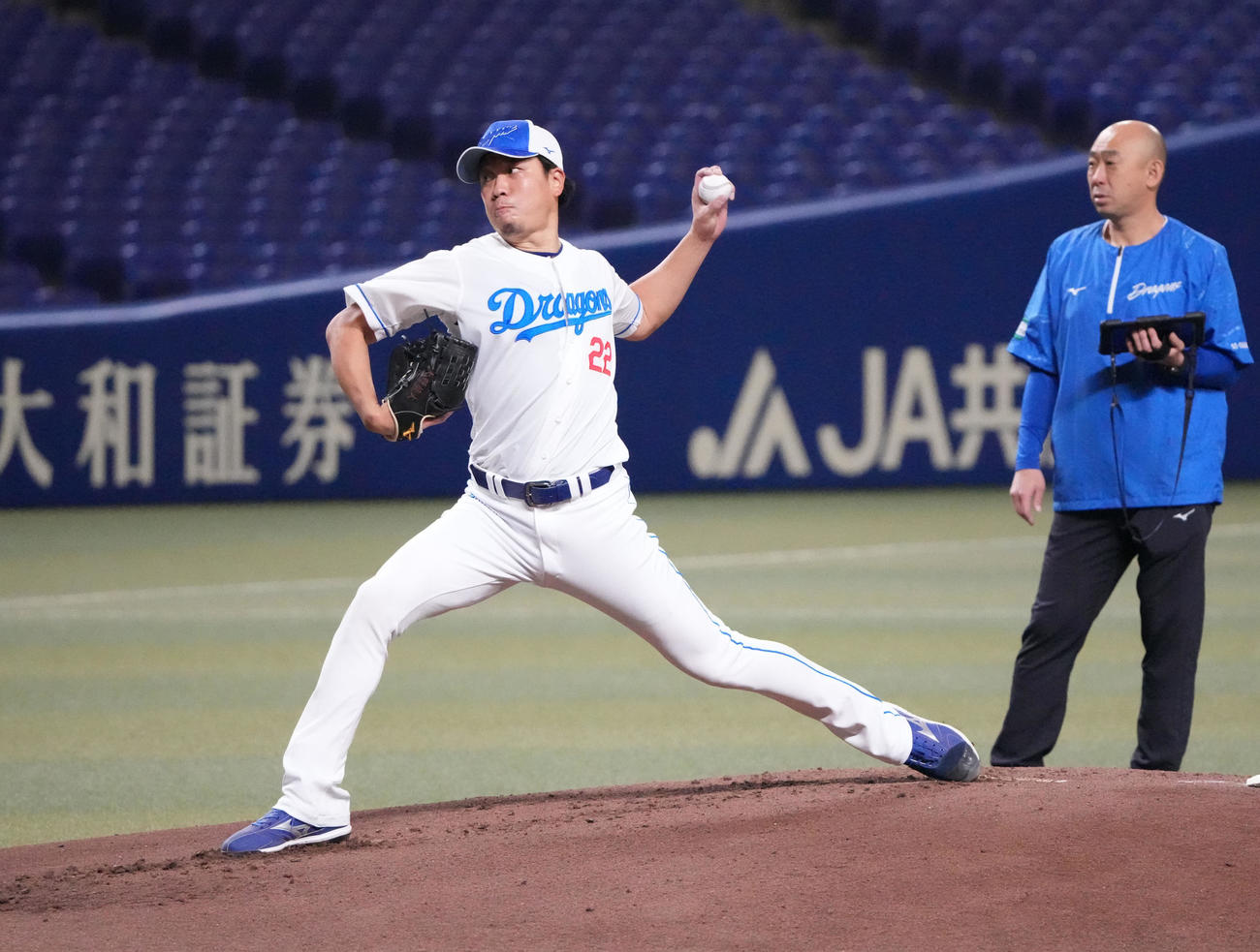 マウンドを利用し投球練習をする大野（左）（撮影・森本幸一）