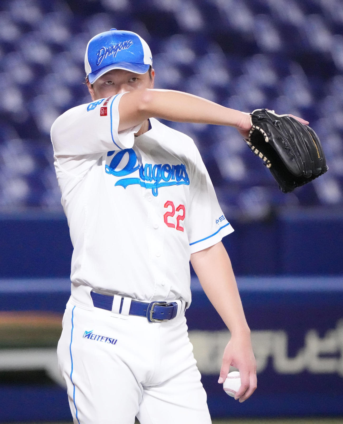 投球練習を終え汗を拭うする大野（撮影・森本幸一）