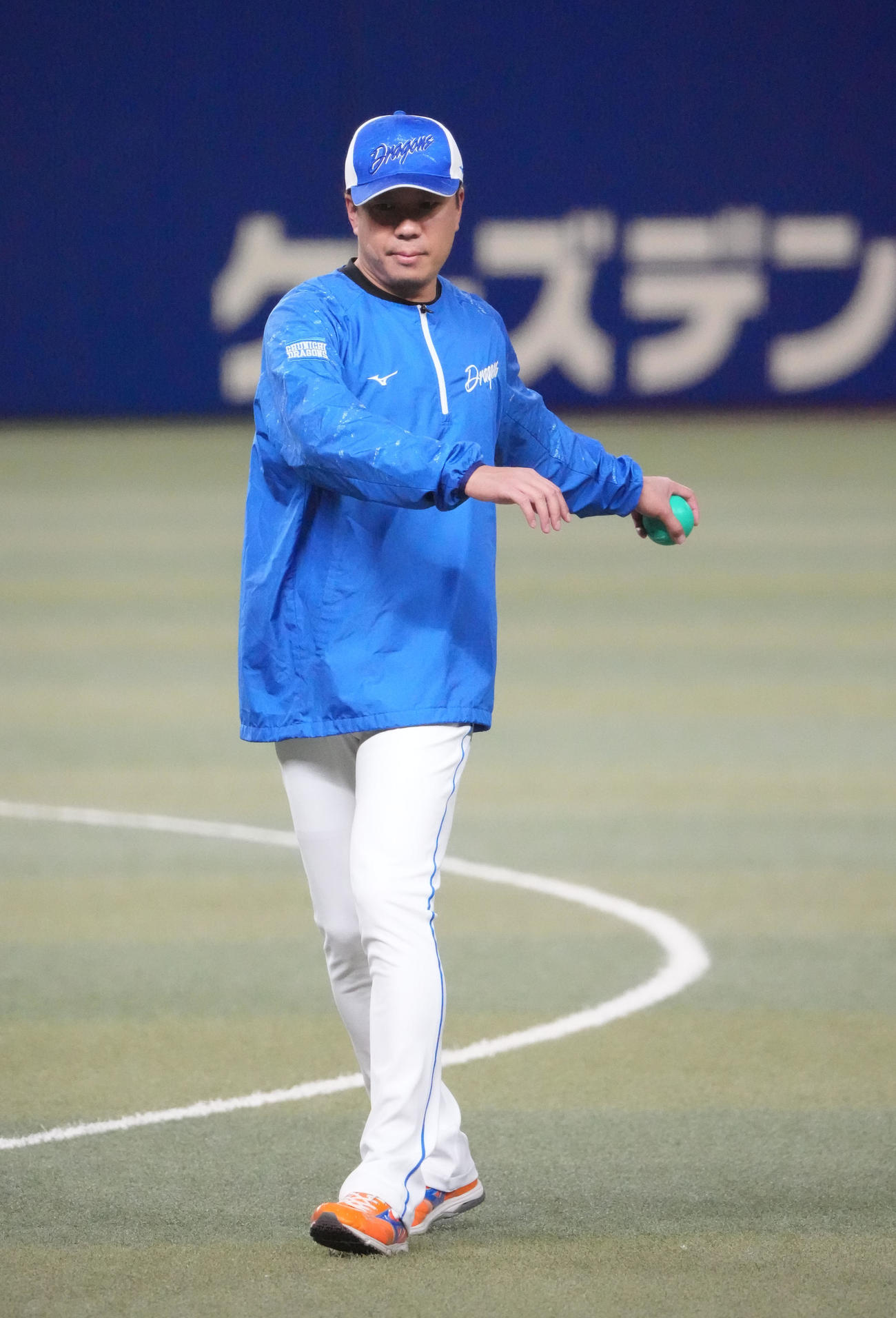 練習前、体をほぐす大野（撮影・森本幸一）