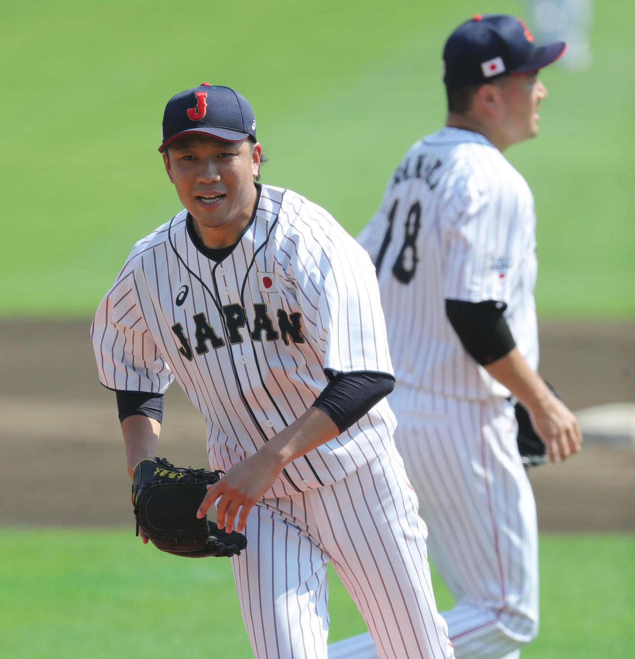 2021年7月、侍ジャパン五輪前強化合宿、投内連係で汗を流す大野雄。後方は田中将