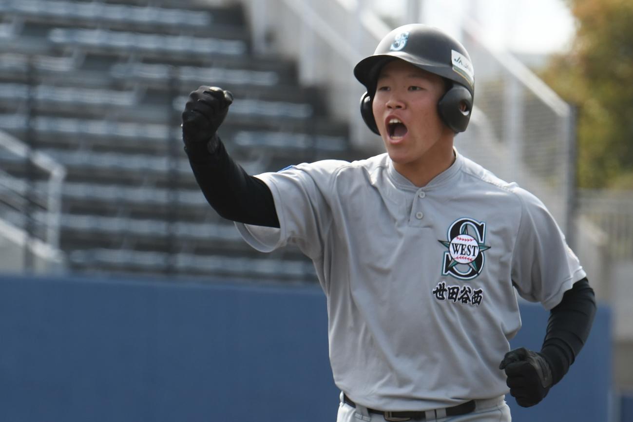 世田谷西対堺泉北　3回裏2死一、二塁、世田谷西の代打・井上は左前に勝ち越し打を放ちガッツポーズ（撮影・久我悟）