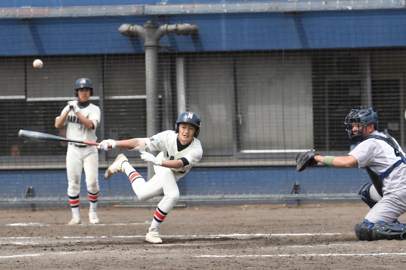 奈良西対青森山田　6回裏1死二、三塁で青森山田の小村はヒットエンドランのサインで三ゴロを放ち、三塁走者を迎え入れた（撮影・久我悟）