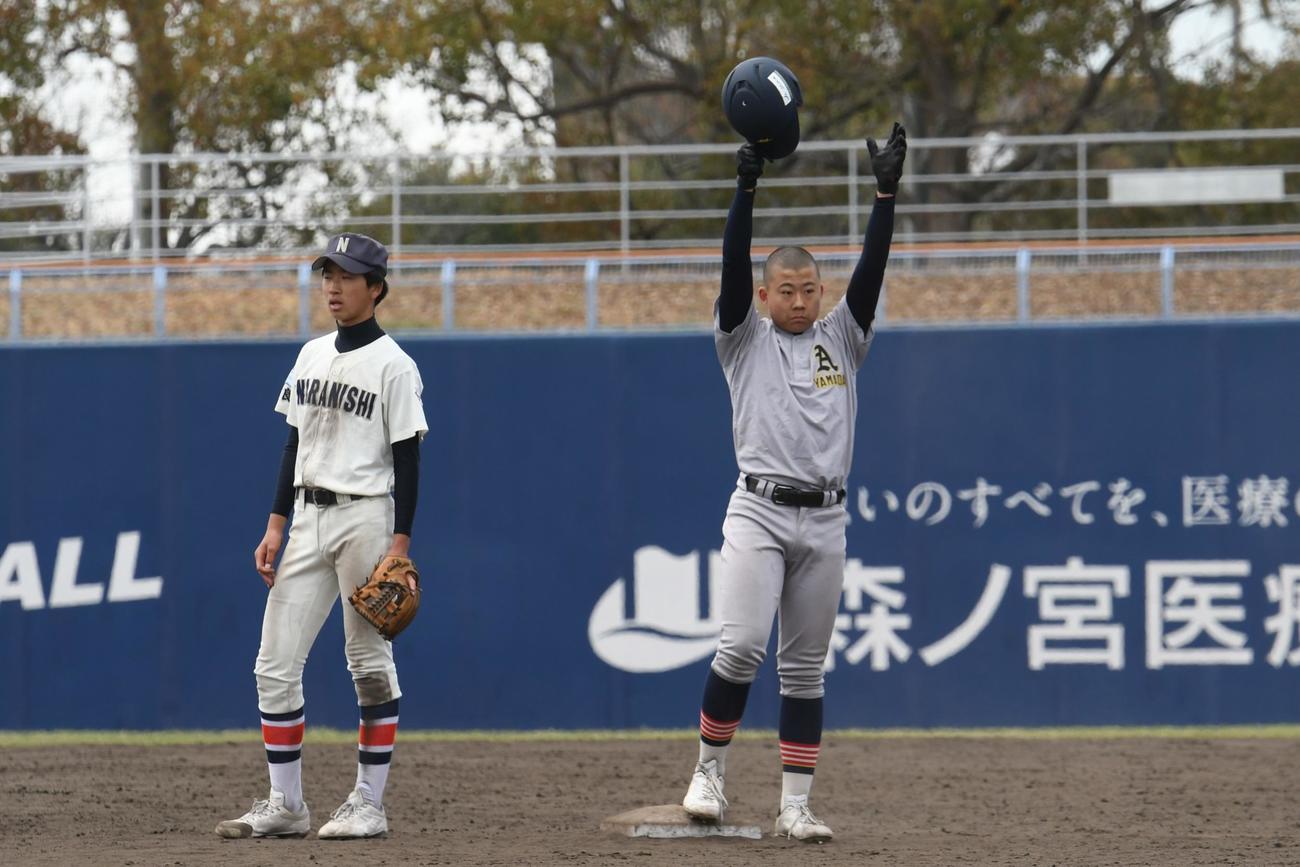 奈良西対青森山田　7回表2死、青森山田の代打・柳は左越え二塁打を放ち意地をみせた（撮影・久我悟）