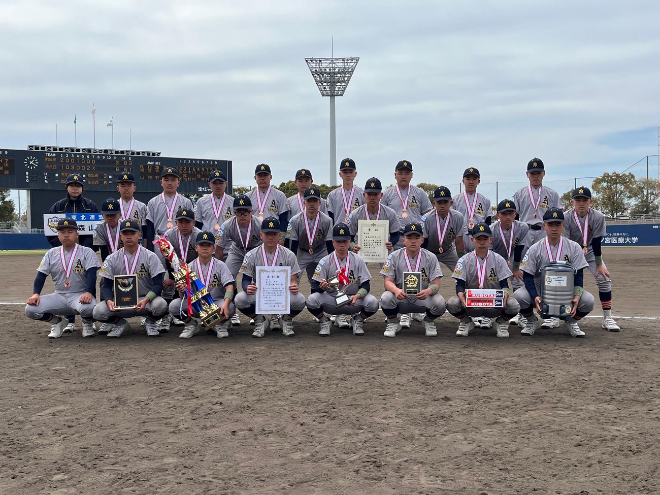 3位で表彰された青森山田（撮影・久我悟）